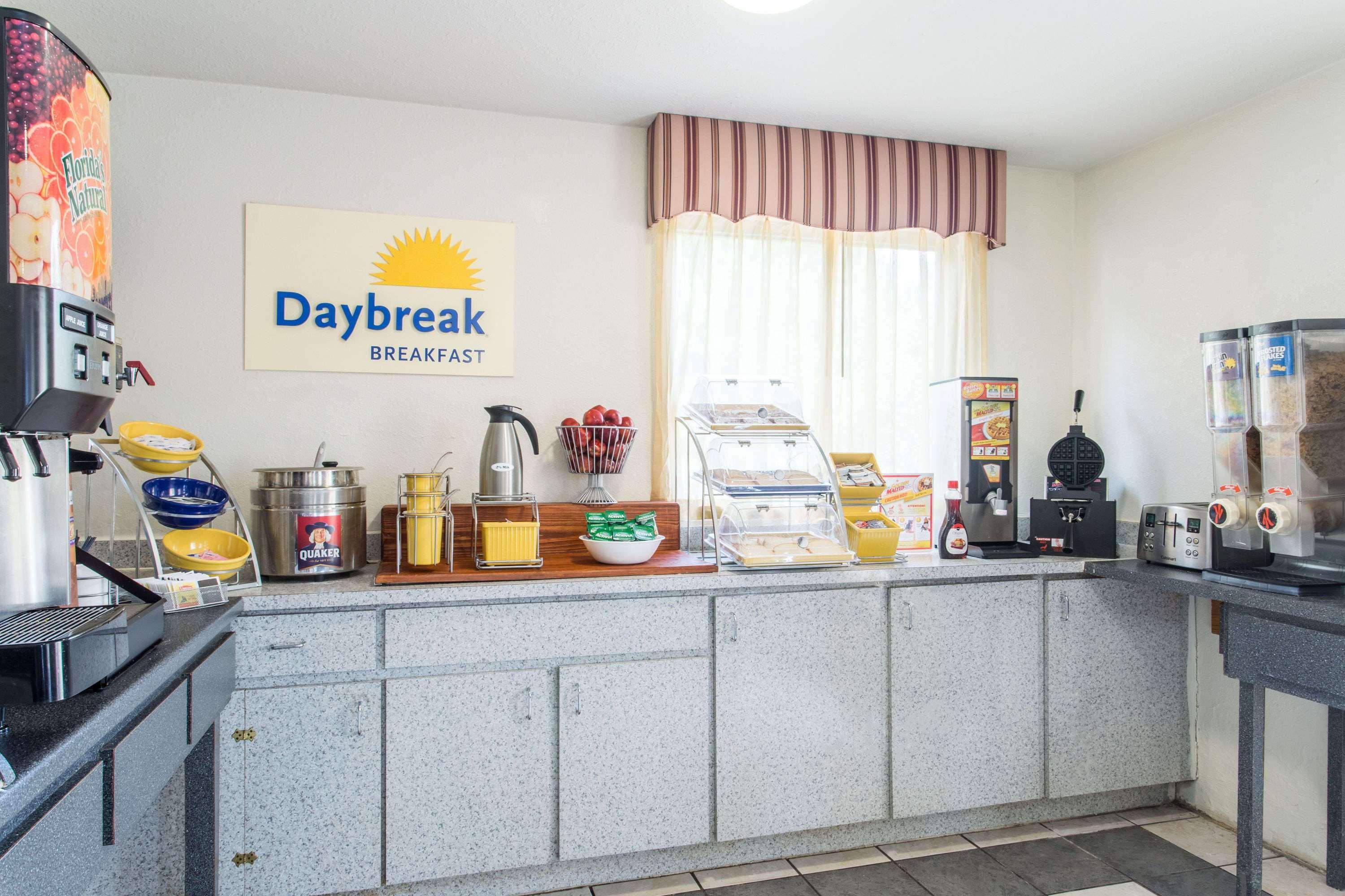 Days Inn By Wyndham Lake City I-10 Екстер'єр фото